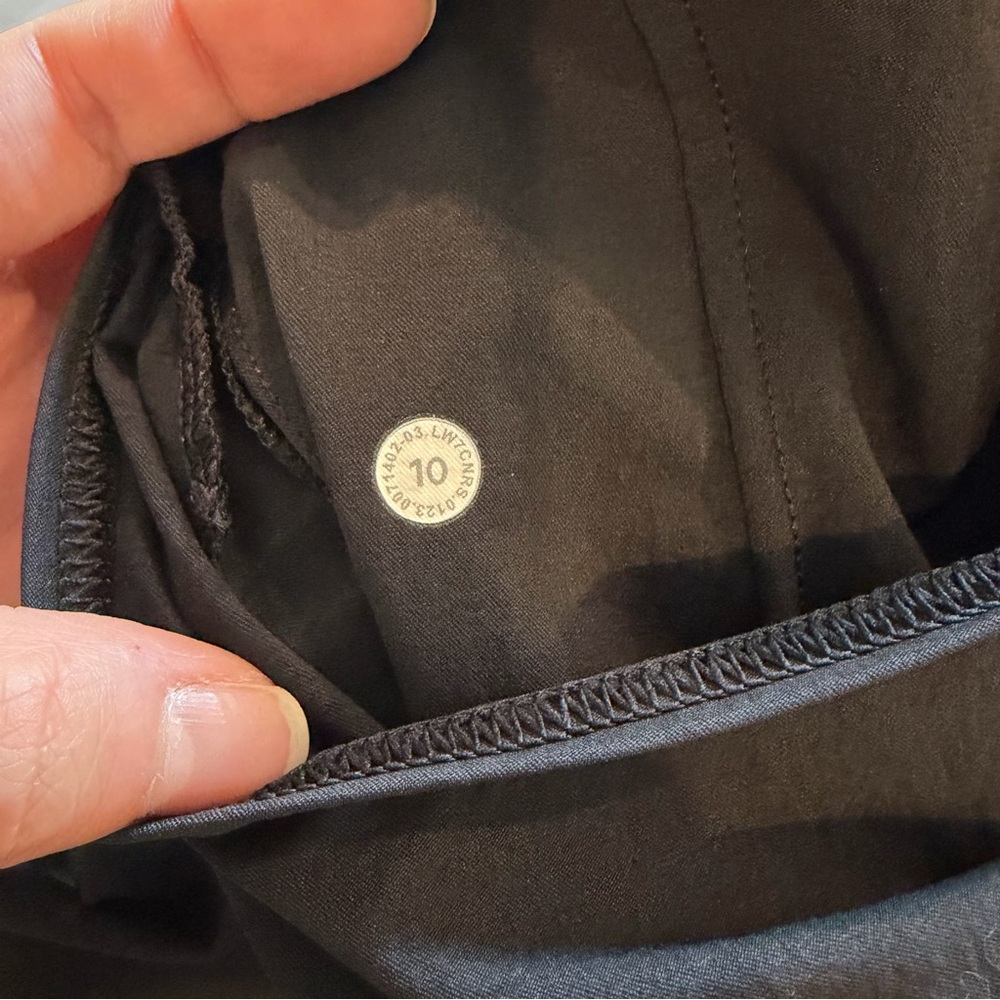 Lululemon Relaxed-Fit Super-High-Rise Cargo Short 4" Black Size 10 - Picture 15 of 15